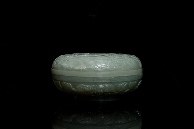 Een Chinese celadon jade dekseldoos met een feniks bij pioenbloesems, 19e eeuw