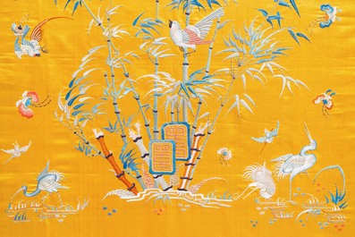 Een Chinees zijden borduurwerk met gele fondkleur, 19e eeuw