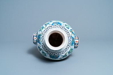 Un grand vase de style Iznik, Cantagalli, Italie, 19&egrave;me