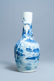 Un grand vase en porcelaine de Chine en bleu et blanc, 19&egrave;me