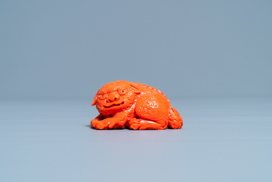 Un mod&egrave;le d'un lion bouddhiste en corail rouge sculpt&eacute;, Chine, 19/20&egrave;me