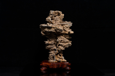 Une pierre de lettr&eacute; sur socle en bois, Chine, probablement Qing