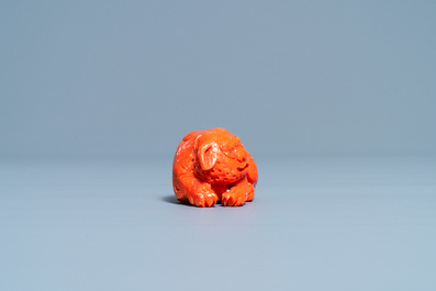 Un mod&egrave;le d'un lion bouddhiste en corail rouge sculpt&eacute;, Chine, 19/20&egrave;me