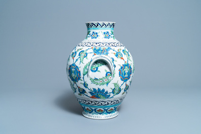 Un grand vase de style Iznik, Cantagalli, Italie, 19&egrave;me