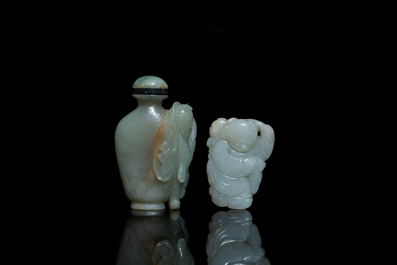 Une tabati&egrave;re et une figure d'un gar&ccedil;on en jade sculpt&eacute;, Chine, Qing