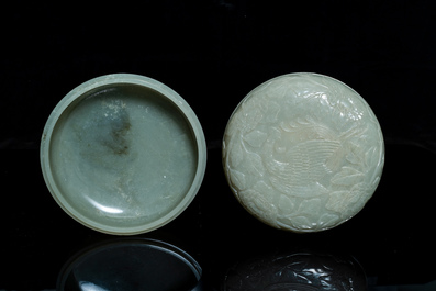 Een Chinese celadon jade dekseldoos met een feniks bij pioenbloesems, 19e eeuw