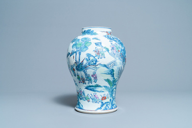 Un vase en porcelaine de Chine doucai &agrave; d&eacute;cor des '100 gar&ccedil;ons', Yongzheng/Qianlong