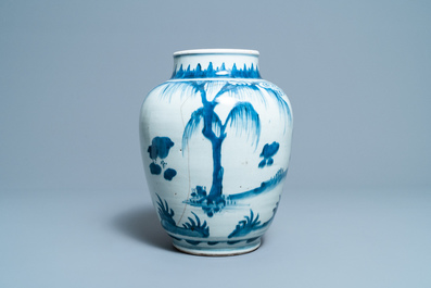 Een Chinese blauw-witte pot met figuren in een landschap, Transitie periode