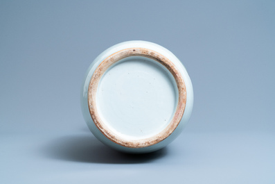 Un vase en porcelaine de Chine qianjiang cai &agrave; d&eacute;cor de lettr&eacute;s, 19&egrave;me