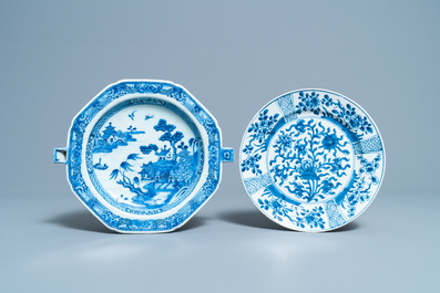 Six plats, une th&eacute;i&egrave;re et une aigui&egrave;re en porcelaine de Chine en bleu et blanc, Kangxi et apr&egrave;s
