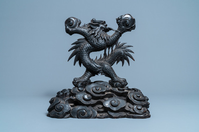 Un grand support de plat ou de mirroir en bois sculpt&eacute; &agrave; d&eacute;cor d'un dragon, Chine, 19&egrave;me