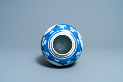Un pot en porcelaine de Chine en bleu et blanc &agrave; d&eacute;cor d'un qilin, Kangxi