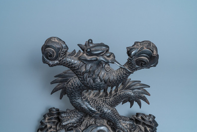 Un grand support de plat ou de mirroir en bois sculpt&eacute; &agrave; d&eacute;cor d'un dragon, Chine, 19&egrave;me