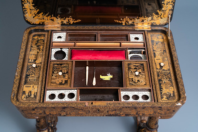Een Chinese naaitafel in deels verguld lakwerk met accessoires, Canton, 19e eeuw