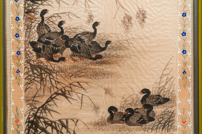 Chinese school, inkt en kleur op textiel, 19/20e eeuw: 'Eenden en vogels bij bloesems'
