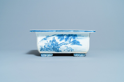 Une jardini&egrave;re de forme rectangulaire en porcelaine de Chine en bleu et blanc, Kangxi/Yongzheng