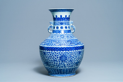 Un grand vase de forme 'hu' en porcelaine de Chine en bleu et blanc, marque de Qianlong, 19&egrave;me