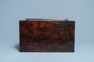 Een houten tweedeurskabinet met inlegwerk van parelmoer, China of Vietnam, 19e eeuw