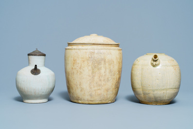 Een Chinese celadon 'Jue' kan, een qingbai wijnkan en een dekselpot, Song/Yuan