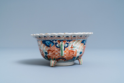 A Dutch Delft cashmere palette tripod bowl, 1st quarter 18th C.