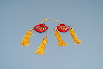 Een paar Chinese geborduurde zijden tasjes voor een ambtenaar van de tweede rang, Qing