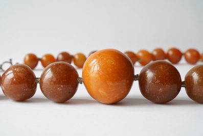 A Chinese necklace with large amber beads, 19th C.