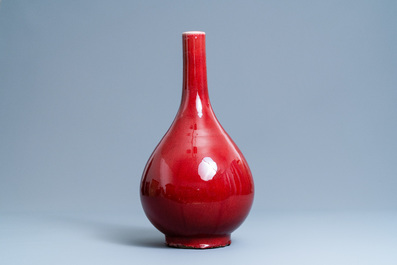 Un vase de forme bouteille en porcelaine de Chine sang de boeuf monochrome, 19/20&egrave;me