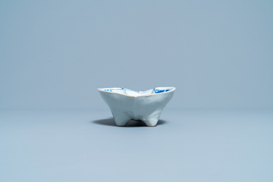 Une coupe en forme de luth en porcelaine de Chine en bleu et blanc de type ko-sometsuke pour le march&eacute; japonais, &eacute;poque Transition