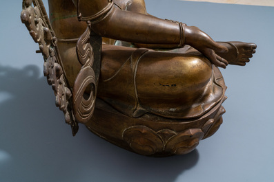 Een uitzonderlijke grote bronzen figuur van de Witte Tara, Nepal, 19e eeuw