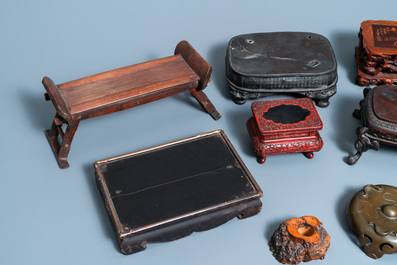 Acht diverse Chinese en Japanse sokkels in hout, brons en lakwerk, 19/20e eeuw