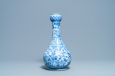 Un grand vases de forme bouteille en porcelaine de Chine en bleu et blanc, Wanli