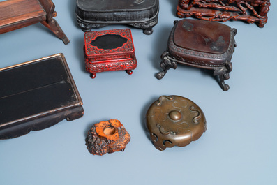 Acht diverse Chinese en Japanse sokkels in hout, brons en lakwerk, 19/20e eeuw