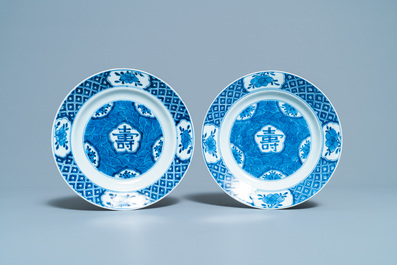 Cinq assiettes 'Shou' en porcelaine de Chine en bleu et blanc, Kangxi