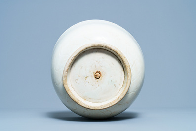 Un grand bol en porcelaine de Chine de Dehua &agrave; d&eacute;cor incis&eacute;, Ming