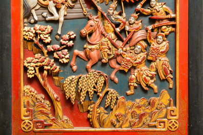Een Chinees gelakt en gepolychromeerd gestoken houten paneel, 19e eeuw