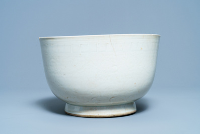 Un grand bol en porcelaine de Chine de Dehua &agrave; d&eacute;cor incis&eacute;, Ming