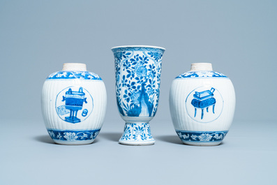 Une paire de bo&icirc;tes &agrave; th&eacute; et un gobelet en porcelaine de Chine en bleu et blanc, Kangxi