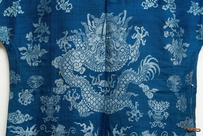 Een Chinese zijden zomermantel met draken, 19e eeuw