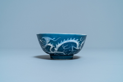 Un bol en porcelaine de Chine &agrave; d&eacute;cor d'un dragon sur fond bleu, marque de Yu Tang Jia Qi, Wanli