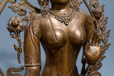Een uitzonderlijke grote bronzen figuur van de Witte Tara, Nepal, 19e eeuw