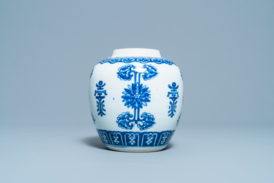 Un pot &agrave; gingembre en porcelaine de Chine en bleu et blanc &agrave; d&eacute;cor de caract&egrave;res Shou, Kangxi
