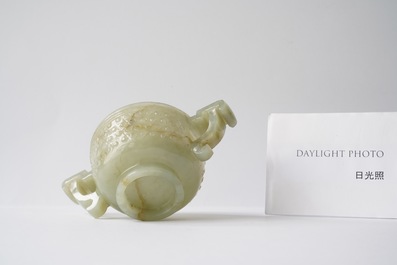 Een Chinese jade 'libation cup', Ming