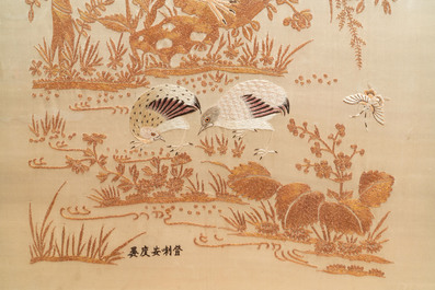 Een Chinees met gouddraad geborduurd zijden paneel, 19e eeuw