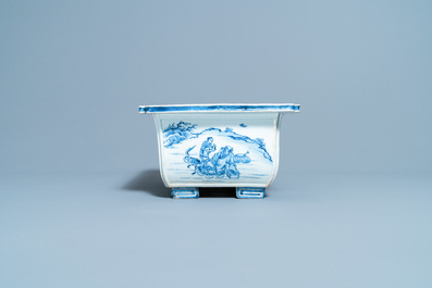 Une jardini&egrave;re de forme rectangulaire en porcelaine de Chine en bleu et blanc, Kangxi/Yongzheng