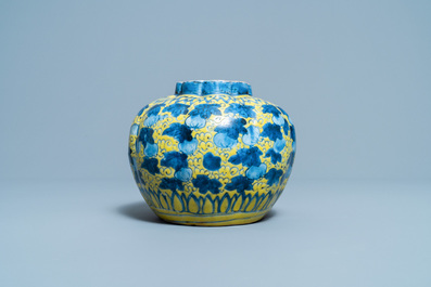 Un vase en porcelaine de Chine en bleu et blanc sur fond jaune &agrave; d&eacute;cor d'&eacute;cureuils, Wanli