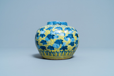 Un vase en porcelaine de Chine en bleu et blanc sur fond jaune &agrave; d&eacute;cor d'&eacute;cureuils, Wanli