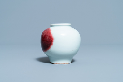 Een Chinese vaas met flamb&eacute; glazuur, 19/20e eeuw