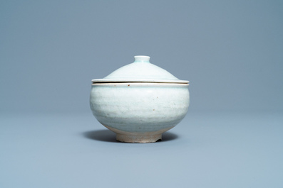 Une coupe et un bol couvert en gr&egrave;s porcelaineux de type qingbai, Chine, Song/Yuan