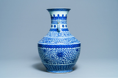 Un grand vase de forme 'hu' en porcelaine de Chine en bleu et blanc, marque de Qianlong, 19&egrave;me