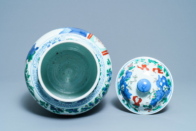 Un grand vase couvert en porcelaine de Chine wucai, &eacute;poque Transition